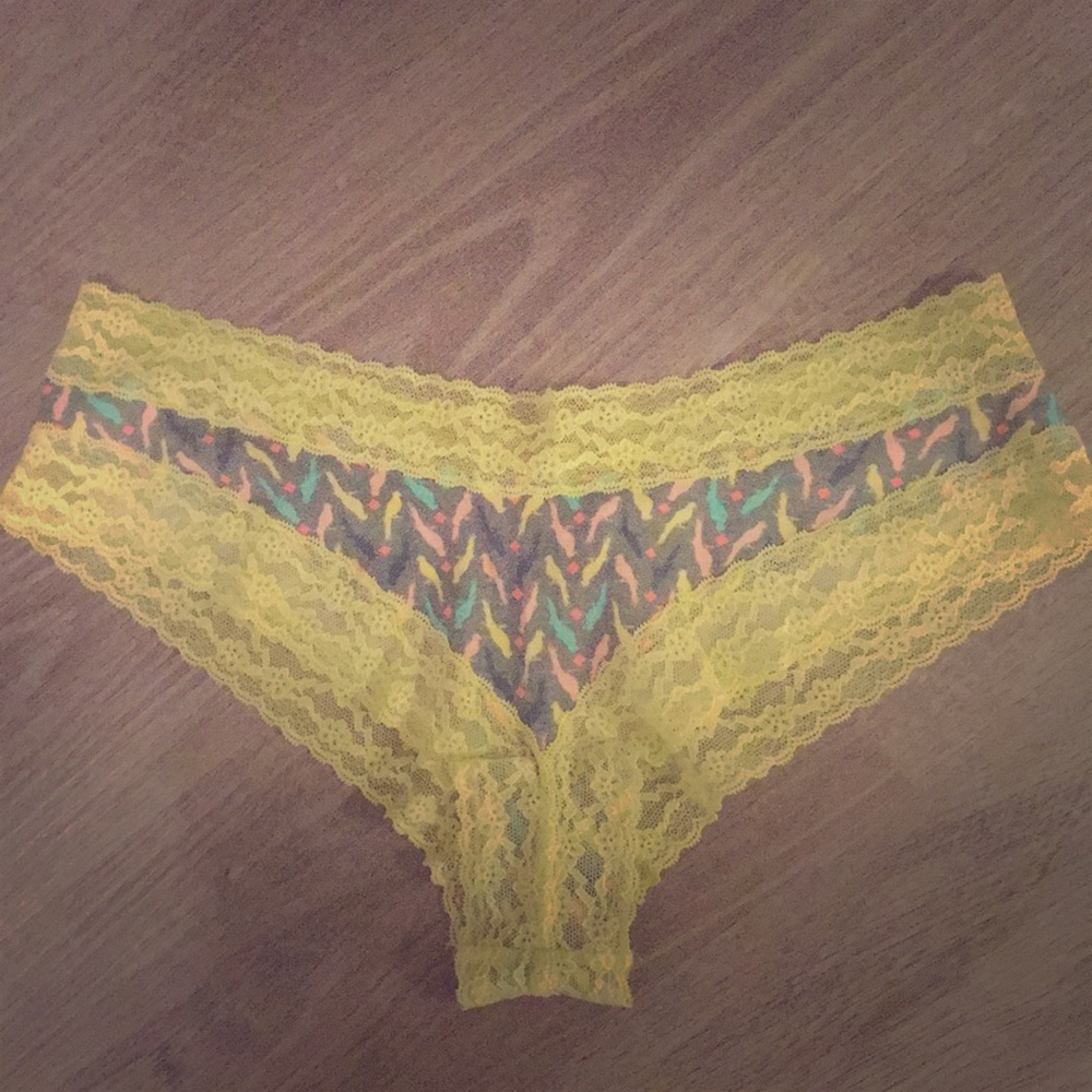 VS Green Parrots Cheeky NWOT